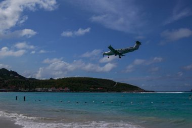 St. Barts, FRENCH BEST INDIES - 18 Nisan 2024: Tradewind Aviation Pilatus PC-12 'nin uçağı, Saint Barthelemy Havaalanı olarak da bilinen Remy de Haenen Havaalanı' na inmek için inmiştir. 2,133 feet yüksekliğindeki pisti dünyanın en kısa pistlerinden biridir..