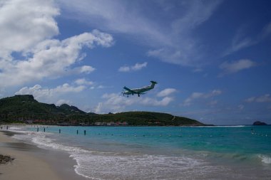 St. Barts, FRENCH BEST INDIES - 18 Nisan 2024: Tradewind Aviation Pilatus PC-12 'nin uçağı, Saint Barthelemy Havaalanı olarak da bilinen Remy de Haenen Havaalanı' na inmek için inmiştir. 2,133 feet yüksekliğindeki pisti dünyanın en kısa pistlerinden biridir..