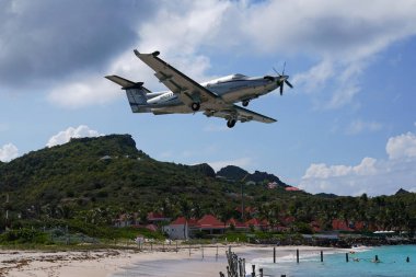 St. Barts, FRENCH Batı INDIES - 18 Nisan 2024: Tradewind Aviation Pilatus PC-12 'nin uçağı Remy de Haenen Havalimanı' ndan havalanır. 2,133 feet yüksekliğindeki pisti dünyanın en kısa pistlerinden biridir..
