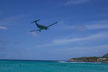 St. Barts, FRENCH Batı INDIES - 18 Nisan 2024: Tradewind Aviation Pilatus PC-12 'nin uçağı Remy de Haenen Havalimanı' ndan havalanır. 2,133 feet yüksekliğindeki pisti dünyanın en kısa pistlerinden biridir..