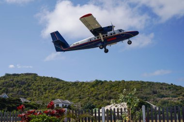 Saint Barthelemy Havalimanı olarak da bilinen Remy de Haenen Havalimanı 'ndan kalkan Winair De Havilland Kanada DHC-6-300 Twin Otter uçağı. 2,133 feet yüksekliğindeki pisti dünyanın en kısa pistlerinden biridir..