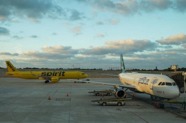 Fort Lauderdale, FLORIDA - 1 Nisan 2024: Spirit Airlines ve JetBlue uçakları Fort Lauderdale - Florida Hollywood Uluslararası Havaalanı