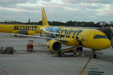 Fort Lauderdale, FLORIDA - 1 Nisan 2024: Spirit Airlines Airbus A320-271N, Fort Lauderdale 'deki Hollywood Uluslararası Havalimanı' ndaki Super Nintendo World üniformasıyla süslendi