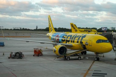 Fort Lauderdale, FLORIDA - 1 Nisan 2024: Spirit Airlines Airbus A320-271N, Fort Lauderdale 'deki Hollywood Uluslararası Havalimanı' ndaki Super Nintendo World üniformasıyla süslendi