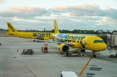 Fort Lauderdale, FLORIDA - 1 Nisan 2024: Spirit Airlines Airbus A320-271N, Fort Lauderdale 'deki Hollywood Uluslararası Havalimanı' ndaki Super Nintendo World üniformasıyla süslendi