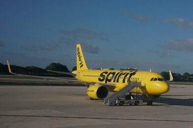 Fort Lauderdale, FLORIDA - 1 Nisan 2024: Spirit Airlines uçakları Fort Lauderdale - Florida Hollywood Uluslararası Havaalanı