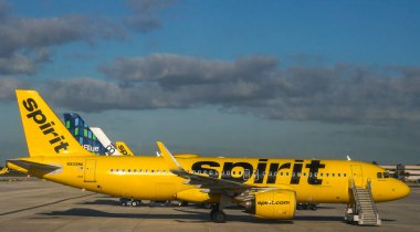 Fort Lauderdale, FLORIDA - 1 Nisan 2024: Spirit Airlines ve JetBlue uçakları Fort Lauderdale - Florida Hollywood Uluslararası Havaalanı