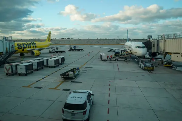 stock image FORT LAUDERDALE, FLORIDA - APRIL 1, 2024: Spirit Airlines and JetBlue planes on tarmac at Fort Lauderdale - Hollywood International Airport in Florida