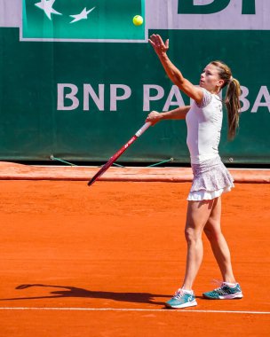 PARIS, FRANCE - 30 Mayıs 2022: İtalyan profesyonel tenisçi Camila Giorgi Rusya 'dan Daria Kasatkina' ya karşı Fransa 'nın başkenti Paris' teki Suzanne Lenglen Sarayı 'nda oynanan 4.