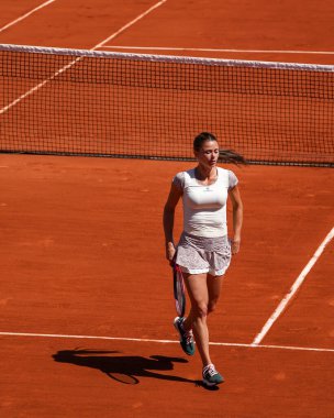 PARIS, FRANCE - 30 Mayıs 2022: İtalyan profesyonel tenisçi Camila Giorgi Rusya 'dan Daria Kasatkina' ya karşı Fransa 'nın başkenti Paris' teki Suzanne Lenglen Sarayı 'nda oynanan 4.