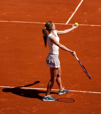 PARIS, FRANCE - 30 Mayıs 2022: İtalyan profesyonel tenisçi Camila Giorgi Rusya 'dan Daria Kasatkina' ya karşı Fransa 'nın başkenti Paris' teki Suzanne Lenglen Sarayı 'nda oynanan 4.