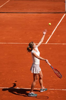 PARIS, FRANCE - 30 Mayıs 2022: İtalyan profesyonel tenisçi Camila Giorgi Rusya 'dan Daria Kasatkina' ya karşı Fransa 'nın başkenti Paris' teki Suzanne Lenglen Sarayı 'nda oynanan 4.