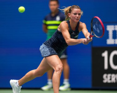 NEW YORK - 29 AUGust 2023: İtalyan profesyonel tenisçi Camila Giorgi USTA Ulusal Tenis Merkezi 'nde düzenlenen 2023 ABD Açık' ta ABD 'li Jessica Pegula' ya karşı oynadığı ilk tur maçında
