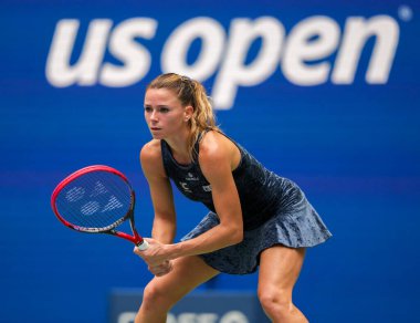 NEW YORK - 29 AUGust 2023: İtalyan profesyonel tenisçi Camila Giorgi USTA Ulusal Tenis Merkezi 'nde düzenlenen 2023 ABD Açık' ta ABD 'li Jessica Pegula' ya karşı oynadığı ilk tur maçında