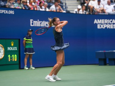 NEW YORK - 29 AUGust 2023: İtalyan profesyonel tenisçi Camila Giorgi USTA Ulusal Tenis Merkezi 'nde düzenlenen 2023 ABD Açık' ta ABD 'li Jessica Pegula' ya karşı oynadığı ilk tur maçında