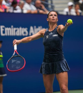 NEW YORK - 29 AUGust 2023: İtalyan profesyonel tenisçi Camila Giorgi USTA Ulusal Tenis Merkezi 'nde düzenlenen 2023 ABD Açık' ta ABD 'li Jessica Pegula' ya karşı oynadığı ilk tur maçında