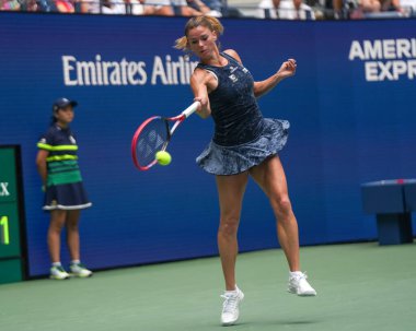 NEW YORK - 29 AUGust 2023: İtalyan profesyonel tenisçi Camila Giorgi USTA Ulusal Tenis Merkezi 'nde düzenlenen 2023 ABD Açık' ta ABD 'li Jessica Pegula' ya karşı oynadığı ilk tur maçında