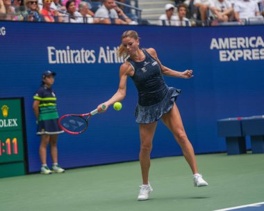 NEW YORK - 29 AUGust 2023: İtalyan profesyonel tenisçi Camila Giorgi USTA Ulusal Tenis Merkezi 'nde düzenlenen 2023 ABD Açık' ta ABD 'li Jessica Pegula' ya karşı oynadığı ilk tur maçında