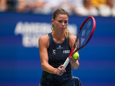 NEW YORK - 29 AUGust 2023: İtalyan profesyonel tenisçi Camila Giorgi USTA Ulusal Tenis Merkezi 'nde düzenlenen 2023 ABD Açık' ta ABD 'li Jessica Pegula' ya karşı oynadığı ilk tur maçında