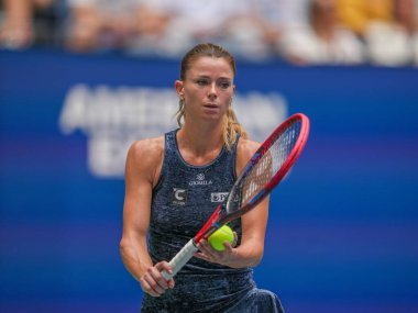 NEW YORK - 29 AUGust 2023: İtalyan profesyonel tenisçi Camila Giorgi USTA Ulusal Tenis Merkezi 'nde düzenlenen 2023 ABD Açık' ta ABD 'li Jessica Pegula' ya karşı oynadığı ilk tur maçında
