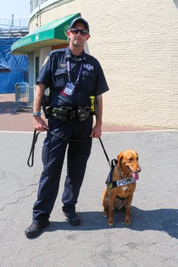 New York - 5 Eylül 2017: Nypd counter Terörizm Bürosu K-9 polis memuru ve New York'taki güvenlik sağlayan K-9 köpek