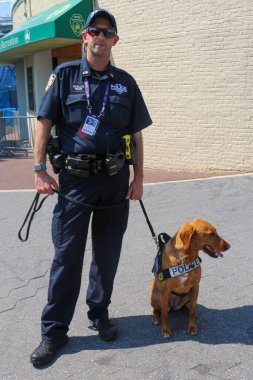 New York - 5 Eylül 2017: Nypd counter Terörizm Bürosu K-9 polis memuru ve New York'taki güvenlik sağlayan K-9 köpek