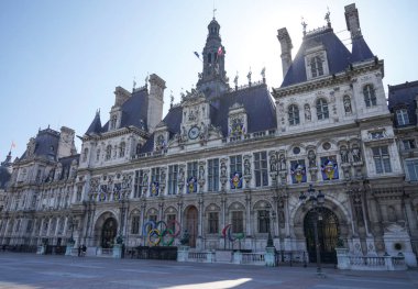 PARIS, FRANCE - 31 Mayıs 2023: Olimpiyat Halkaları Paris, Fransa 'daki Paris Belediye Binası önünde görüldü