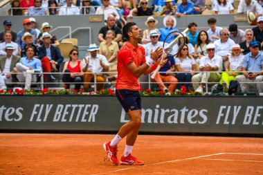 PARİS, FRANCE - 11 Haziran 2023 Roland Garros Şampiyonu Novak Cokoviç, Fransa 'nın Paris kentindeki Philippe Chatrier Sarayı' nda Norveçli Casper Ruud 'a karşı oynanan erkekler final maçında