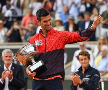 PARIS, FRANCE - 11 Haziran 2023 Roland Garros Şampiyonu Novak Cokoviç, Norveçli Casper Ruud 'a karşı oynanan final maçının ardından düzenlenen kupa sunumunda
