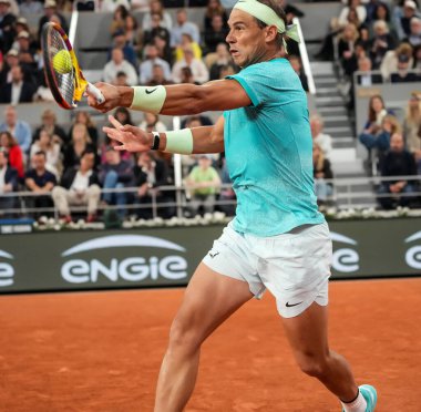 PARIS, FRANCE - 27 Mayıs 2024: İspanya Grand Slam şampiyonu Rafael Nadal, 2024 Roland Garros 'un Paris' teki Philippe Chatrier Sarayı 'nda Alexander Zverev' e karşı oynadığı ilk tur maçında