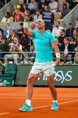 PARIS, FRANCE - 27 Mayıs 2024: İspanya Grand Slam şampiyonu Rafael Nadal, 2024 Roland Garros 'un Paris' teki Philippe Chatrier Sarayı 'nda Alexander Zverev' e karşı oynadığı ilk tur maçında