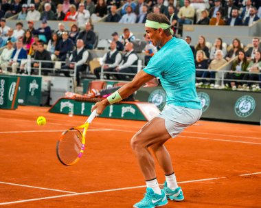 PARIS, FRANCE - 27 Mayıs 2024: İspanya Grand Slam şampiyonu Rafael Nadal, 2024 Roland Garros 'un Paris' teki Philippe Chatrier Sarayı 'nda Alexander Zverev' e karşı oynadığı ilk tur maçında