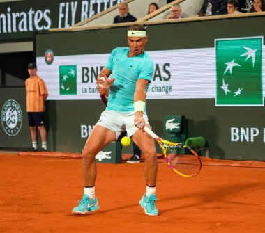 PARIS, FRANCE - 27 Mayıs 2024: İspanya Grand Slam şampiyonu Rafael Nadal, 2024 Roland Garros 'un Paris' teki Philippe Chatrier Sarayı 'nda Alexander Zverev' e karşı oynadığı ilk tur maçında