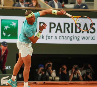 PARIS, FRANCE - 27 Mayıs 2024: İspanya Grand Slam şampiyonu Rafael Nadal, 2024 Roland Garros 'un Paris' teki Philippe Chatrier Sarayı 'nda Alexander Zverev' e karşı oynadığı ilk tur maçında