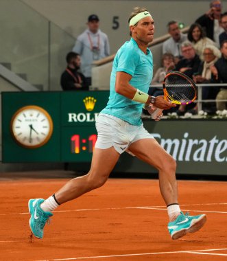 PARIS, FRANCE - 27 Mayıs 2024: İspanya Grand Slam şampiyonu Rafael Nadal, 2024 Roland Garros 'un Paris' teki Philippe Chatrier Sarayı 'nda Alexander Zverev' e karşı oynadığı ilk tur maçında