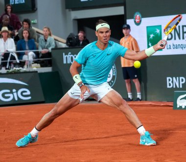 PARIS, FRANCE - 27 Mayıs 2024: İspanya Grand Slam şampiyonu Rafael Nadal, 2024 Roland Garros 'un Paris' teki Philippe Chatrier Sarayı 'nda Alexander Zverev' e karşı oynadığı ilk tur maçında