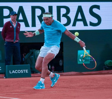 PARIS, FRANCE - 27 Mayıs 2024: İspanya Grand Slam şampiyonu Rafael Nadal, 2024 Roland Garros 'un Paris' teki Philippe Chatrier Sarayı 'nda Alexander Zverev' e karşı oynadığı ilk tur maçında