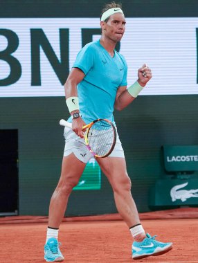 PARIS, FRANCE - 27 Mayıs 2024: İspanya Grand Slam şampiyonu Rafael Nadal, 2024 Roland Garros 'un Paris' teki Philippe Chatrier Sarayı 'nda Alexander Zverev' e karşı oynadığı ilk tur maçında