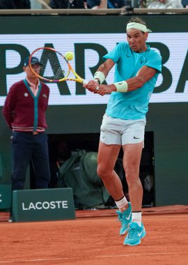 PARIS, FRANCE - 27 Mayıs 2024: İspanya Grand Slam şampiyonu Rafael Nadal, 2024 Roland Garros 'un Paris' teki Philippe Chatrier Sarayı 'nda Alexander Zverev' e karşı oynadığı ilk tur maçında