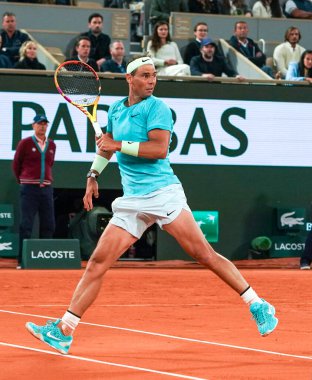 PARIS, FRANCE - 27 Mayıs 2024: İspanya Grand Slam şampiyonu Rafael Nadal, 2024 Roland Garros 'un Paris' teki Philippe Chatrier Sarayı 'nda Alexander Zverev' e karşı oynadığı ilk tur maçında