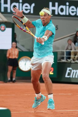 PARIS, FRANCE - 27 Mayıs 2024: İspanya Grand Slam şampiyonu Rafael Nadal, 2024 Roland Garros 'un Paris' teki Philippe Chatrier Sarayı 'nda Alexander Zverev' e karşı oynadığı ilk tur maçında