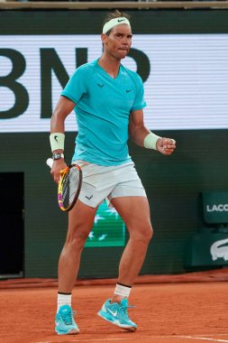 PARIS, FRANCE - 27 Mayıs 2024: İspanya Grand Slam şampiyonu Rafael Nadal, 2024 Roland Garros 'un Paris' teki Philippe Chatrier Sarayı 'nda Alexander Zverev' e karşı oynadığı ilk tur maçında