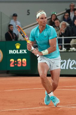PARIS, FRANCE - 27 Mayıs 2024: İspanya Grand Slam şampiyonu Rafael Nadal, 2024 Roland Garros 'un Paris' teki Philippe Chatrier Sarayı 'nda Alexander Zverev' e karşı oynadığı ilk tur maçında