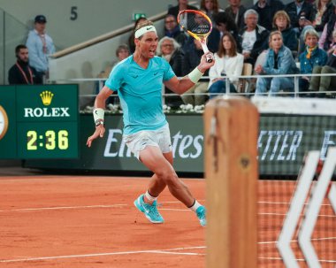 PARIS, FRANCE - 27 Mayıs 2024: İspanya Grand Slam şampiyonu Rafael Nadal, 2024 Roland Garros 'un Paris' teki Philippe Chatrier Sarayı 'nda Alexander Zverev' e karşı oynadığı ilk tur maçında