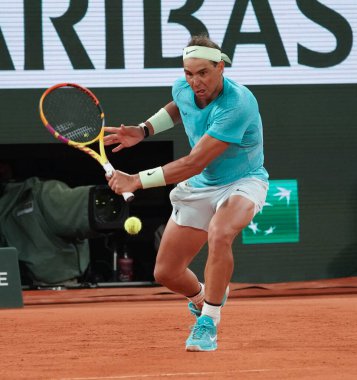 PARIS, FRANCE - 27 Mayıs 2024: İspanya Grand Slam şampiyonu Rafael Nadal, 2024 Roland Garros 'un Paris' teki Philippe Chatrier Sarayı 'nda Alexander Zverev' e karşı oynadığı ilk tur maçında