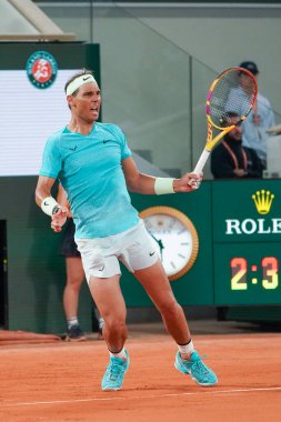 PARIS, FRANCE - 27 Mayıs 2024: İspanya Grand Slam şampiyonu Rafael Nadal, 2024 Roland Garros 'un Paris' teki Philippe Chatrier Sarayı 'nda Alexander Zverev' e karşı oynadığı ilk tur maçında