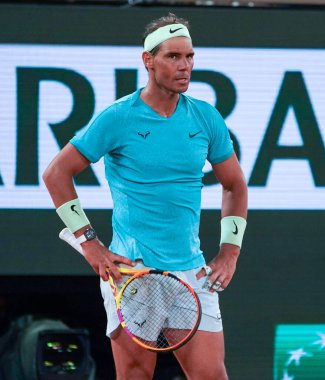 PARIS, FRANCE - 27 Mayıs 2024: İspanya Grand Slam şampiyonu Rafael Nadal, 2024 Roland Garros 'un Paris' teki Philippe Chatrier Sarayı 'nda Alexander Zverev' e karşı oynadığı ilk tur maçında