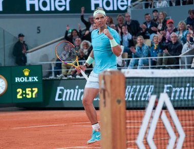 PARIS, FRANCE - 27 Mayıs 2024: İspanya Grand Slam şampiyonu Rafael Nadal, 2024 Roland Garros 'un Paris' teki Philippe Chatrier Sarayı 'nda Alexander Zverev' e karşı oynadığı ilk tur maçında