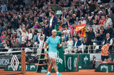 PARIS, FRANCE - 27 Mayıs 2024: Fransa 'nın Paris kentinde oynanan 2024 Roland Garros' ta İspanyol Rafael Nadal ile Alman Alexander Zverev arasında oynanan erkekler ilk tur maçında tenis taraftarları tepki gösterdi.
