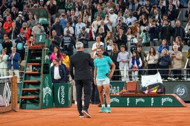 PARIS, FRANCE - 27 Mayıs 2024: Rafael Nadal, Fransa 'nın başkenti Paris' te oynanan 2024 Roland Garros 'ta Alman Alexander Zverev' e karşı oynanan erkekler birinci tur müsabakası sonrasında yapılan mahkeme röportajı sırasında